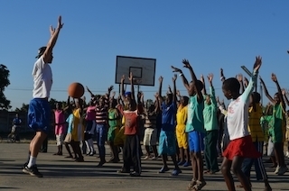 Peteris su vaikais Zimbabvėje 2013m.